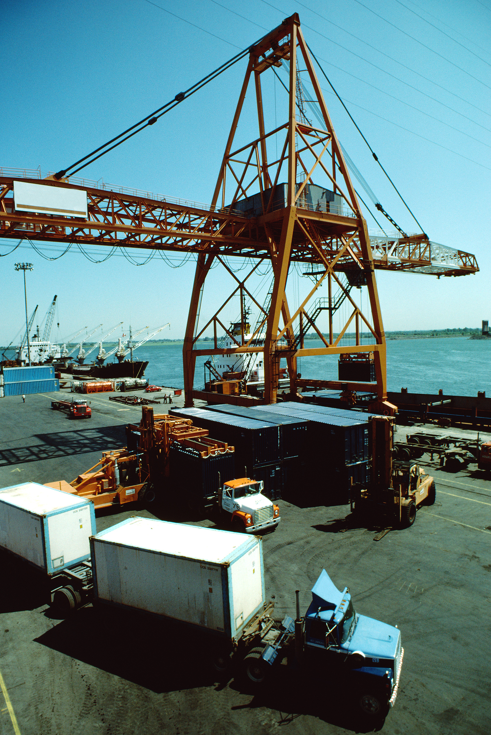 Handel am Hafen, Quelle: photos.com